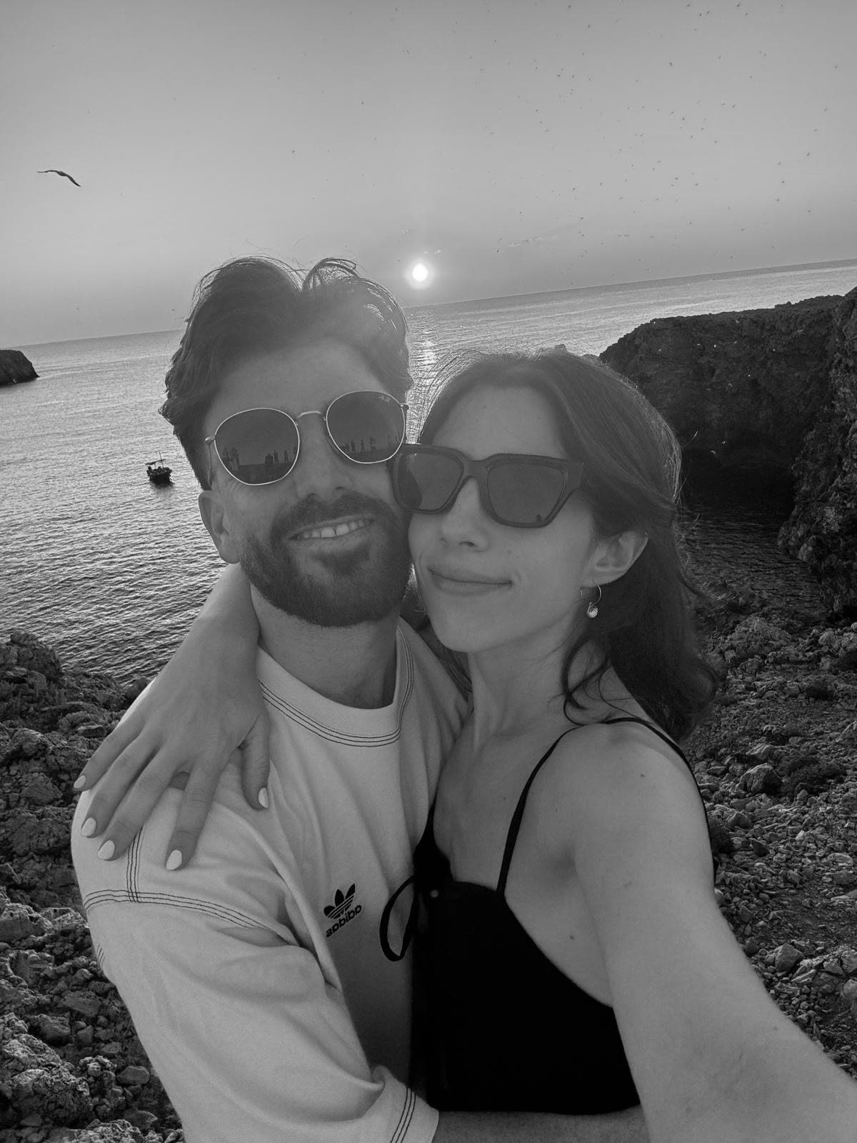 Brenda y Martín juntos frente al mar al atardecer